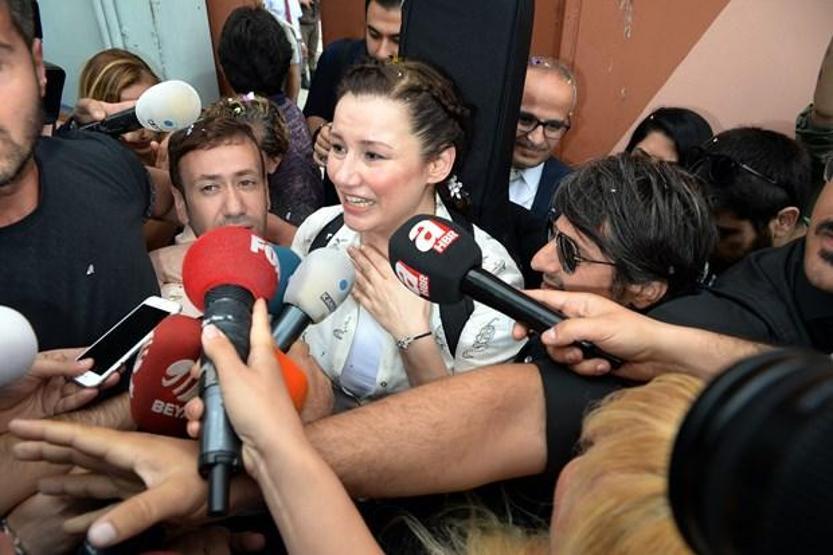 Bayhan çiçek gönderdi, Deniz Sekiden yanıt gecikmedi