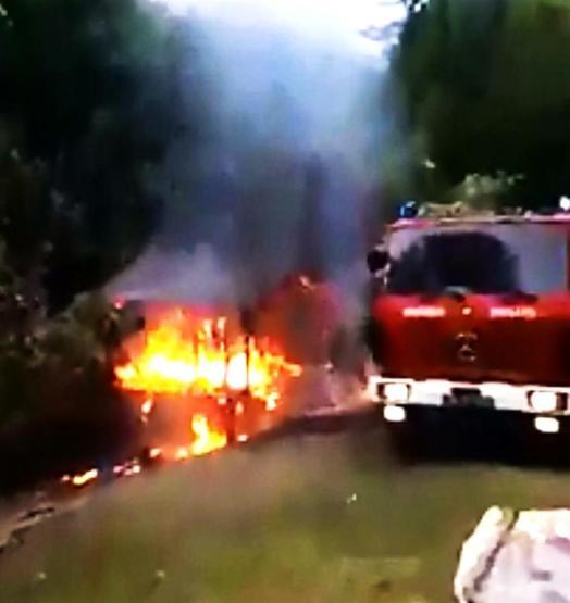 Köylü, yangını kendi itfaiye aracıyla söndürdü