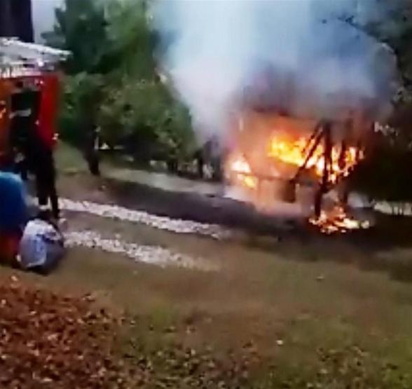 Köylü, yangını kendi itfaiye aracıyla söndürdü