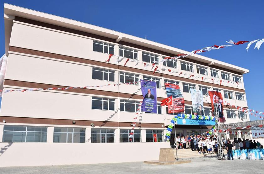 Atatürk Lisesi, valiliğe Atatürk büstsüz teslim edildi