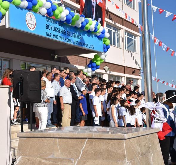 Atatürk Lisesi, valiliğe Atatürk büstsüz teslim edildi