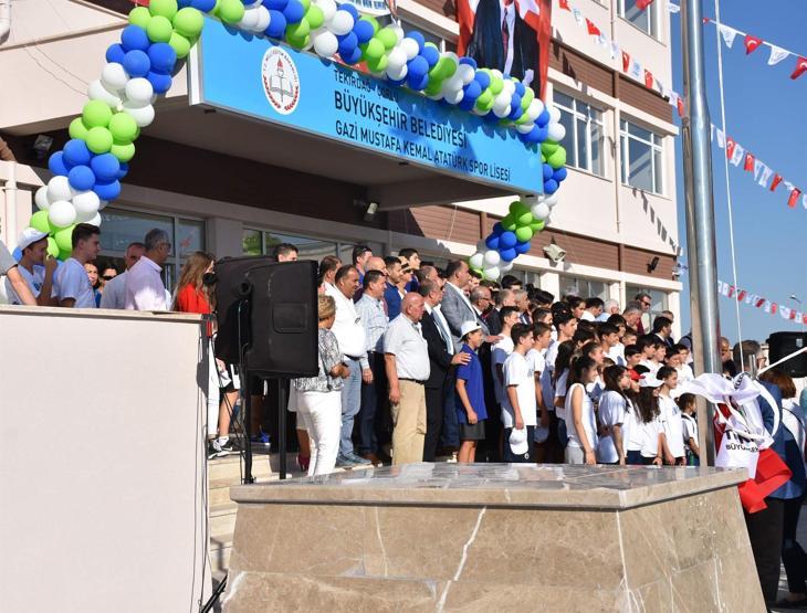 Atatürk Lisesi, valiliğe Atatürk büstsüz teslim edildi