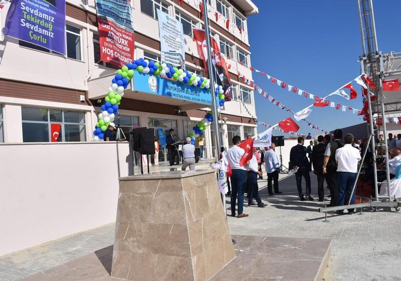 Atatürk Lisesi, valiliğe Atatürk büstsüz teslim edildi