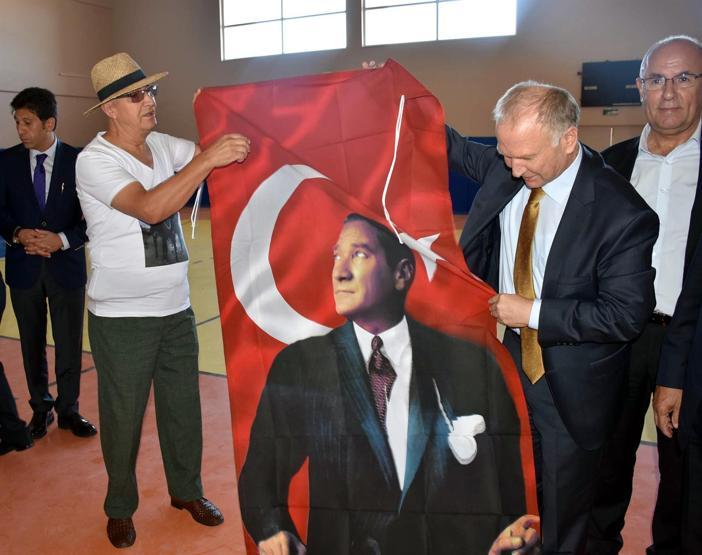 Atatürk Lisesi, valiliğe Atatürk büstsüz teslim edildi