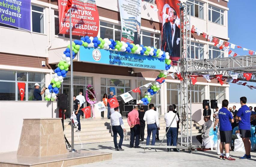 Atatürk Lisesi, valiliğe Atatürk büstsüz teslim edildi
