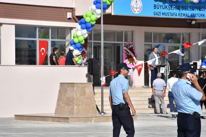 Atatürk Lisesi, valiliğe Atatürk büstsüz teslim edildi