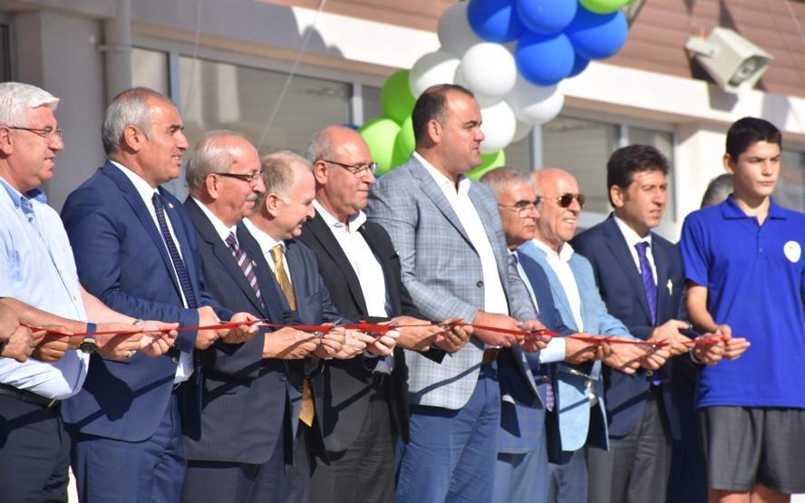 Atatürk Lisesi, valiliğe Atatürk büstsüz teslim edildi