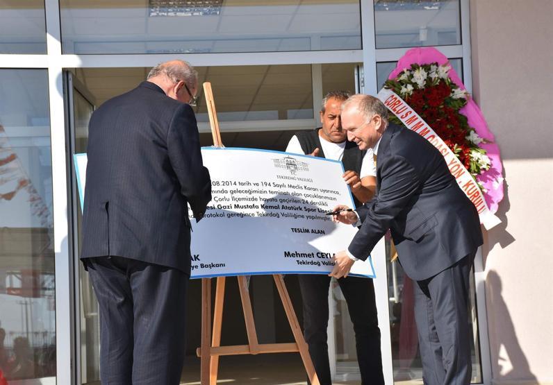 Atatürk Lisesi, valiliğe Atatürk büstsüz teslim edildi