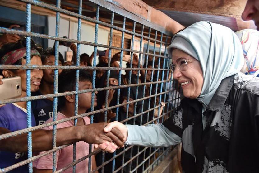 Emine Erdoğan, Bangladeşe sığınan Arakanlı müslümanlara yardım dağıttı