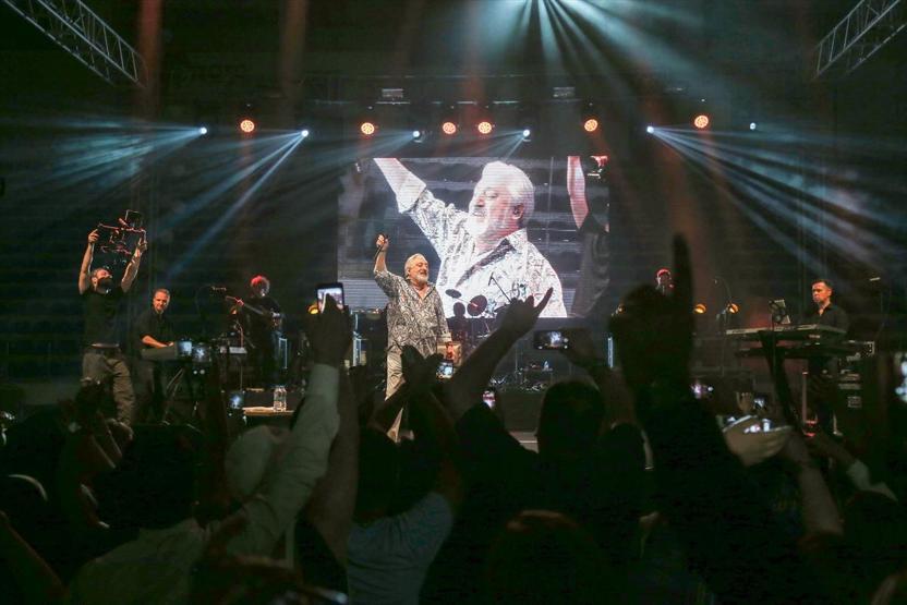 İranlı sanatçı Ebi, Vandaki İranlı turistler için konser verdi