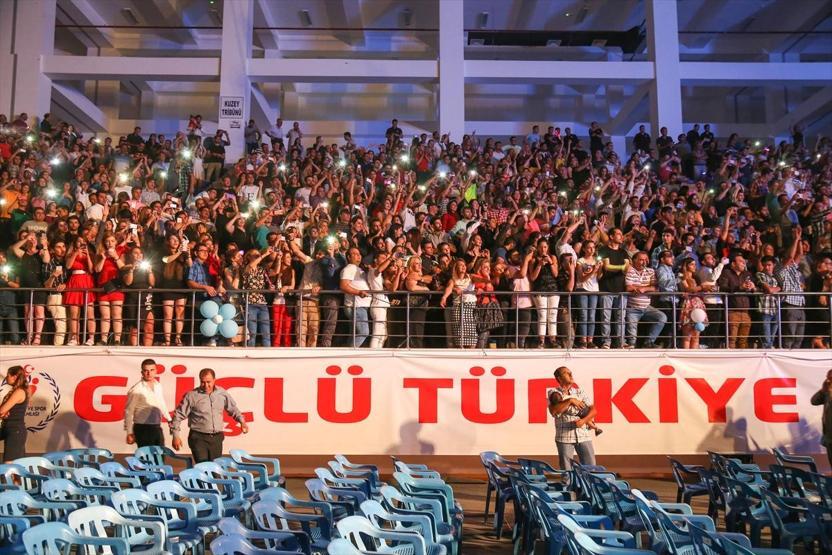 İranlı sanatçı Ebi, Vandaki İranlı turistler için konser verdi