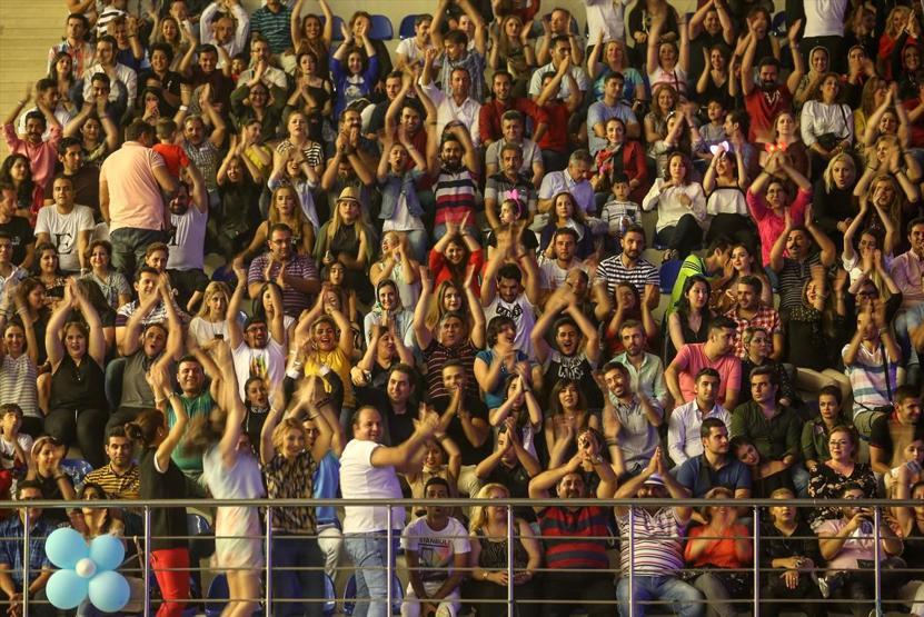 İranlı sanatçı Ebi, Vandaki İranlı turistler için konser verdi