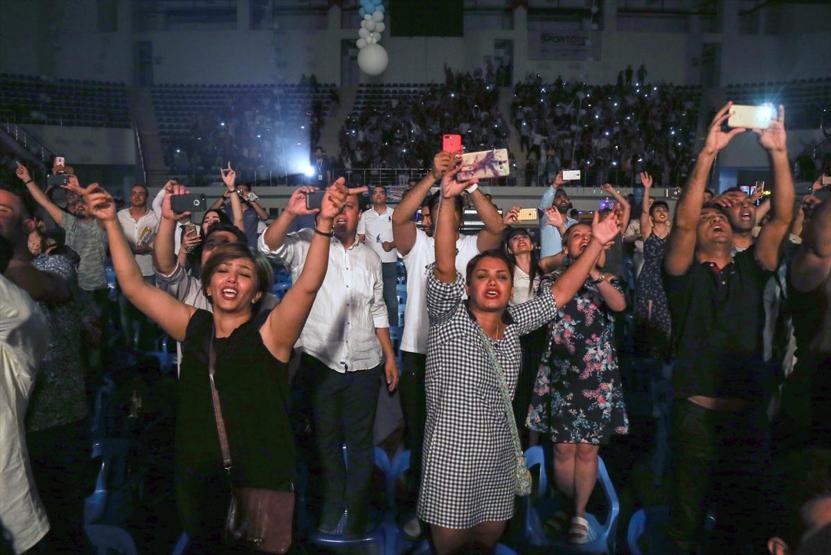 İranlı sanatçı Ebi, Vandaki İranlı turistler için konser verdi