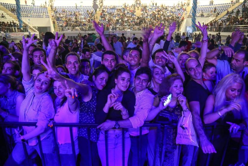 İranlı sanatçı Ebi, Vandaki İranlı turistler için konser verdi