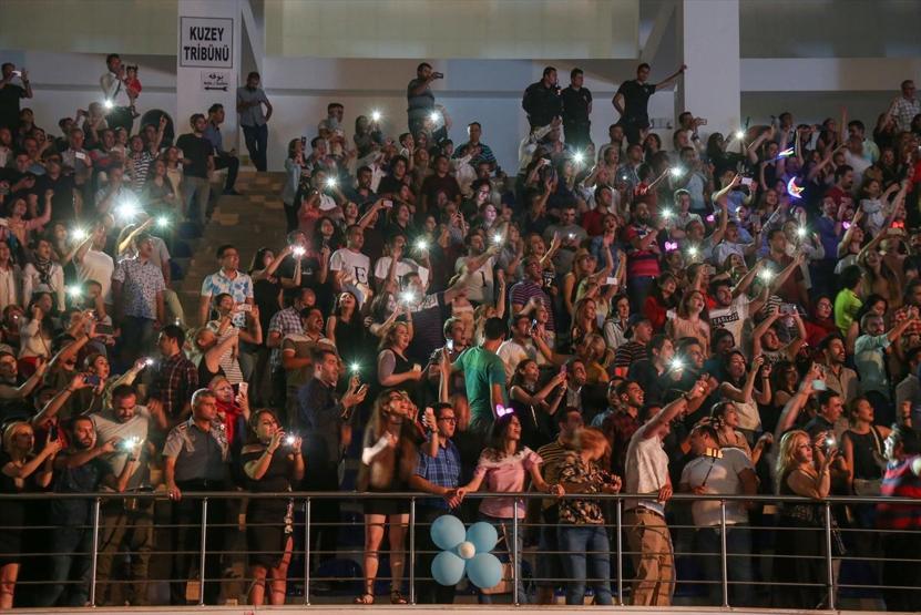 İranlı sanatçı Ebi, Vandaki İranlı turistler için konser verdi