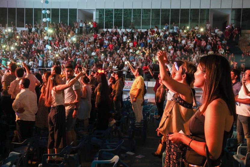 İranlı sanatçı Ebi, Vandaki İranlı turistler için konser verdi