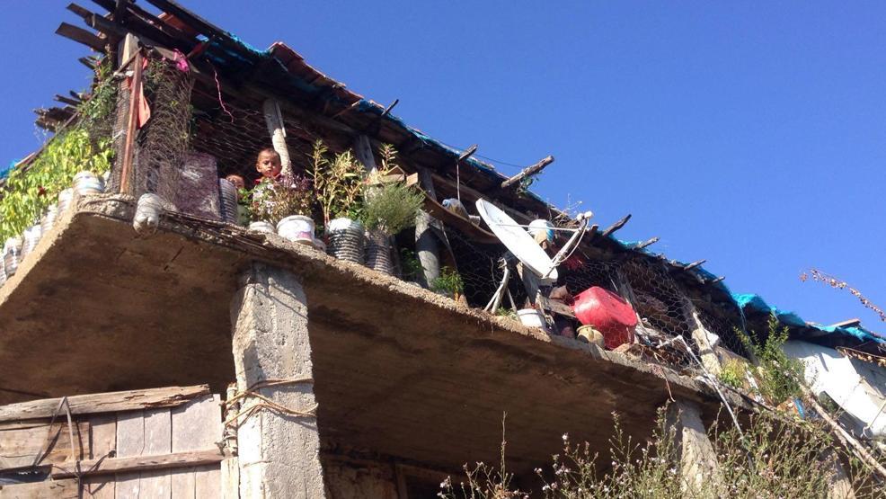 2 çocuklu ailenin yıkılmaya yüz tutan evde yaşam savaşı