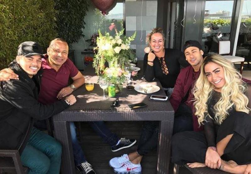 Neymarın babası eski Playboy güzeliyle aşk yaşıyor