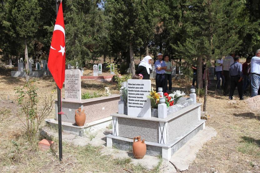 Kuzenlerin katilleri 11,5 yıl sonra yakalanınca aileler mezarlığa koştu