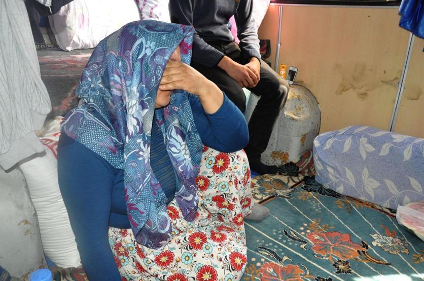 4 kişilik aile hurda minibüste yaşamaya çalışıyor