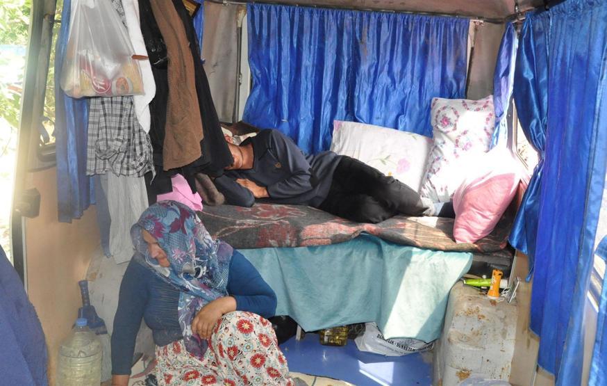 4 kişilik aile hurda minibüste yaşamaya çalışıyor