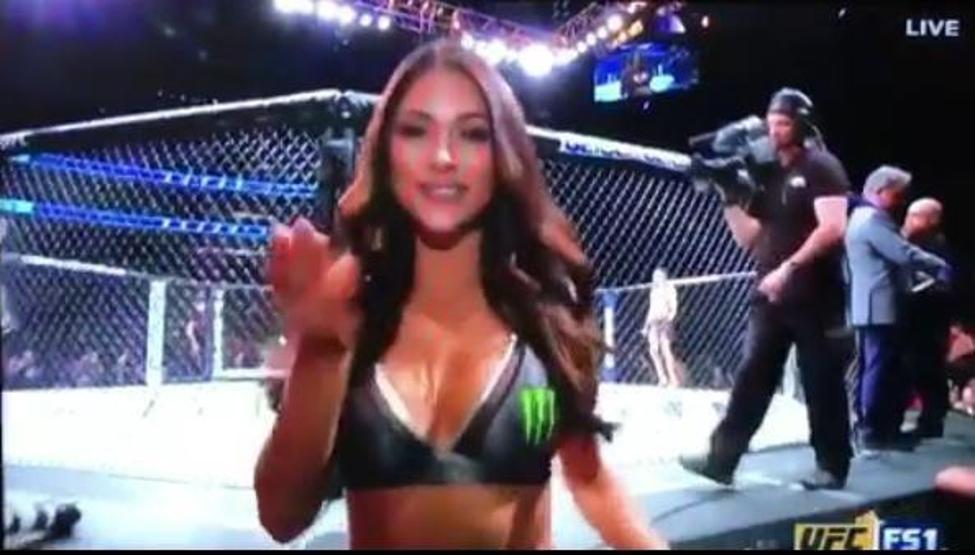 Ünlü ring hostesi Arianny Celeste üstsüz görüntülendi