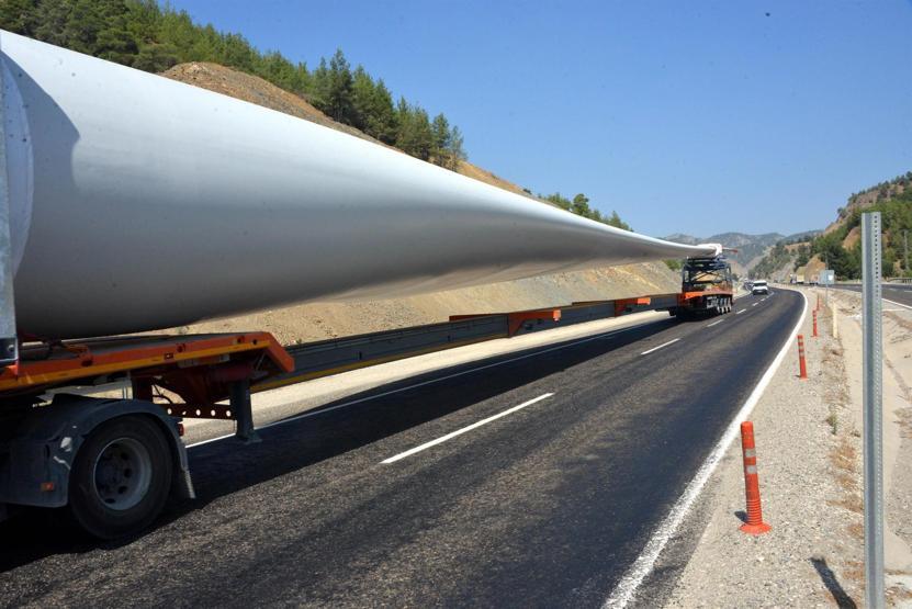 Polis bazen yol da kapattı... 12 saatlik yolu, 4 günde gittiler