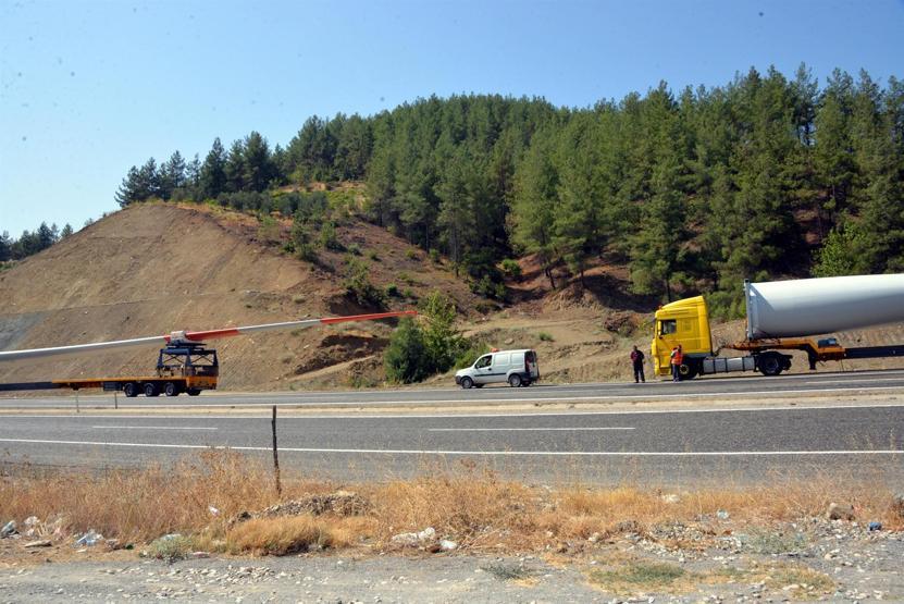 Polis bazen yol da kapattı... 12 saatlik yolu, 4 günde gittiler
