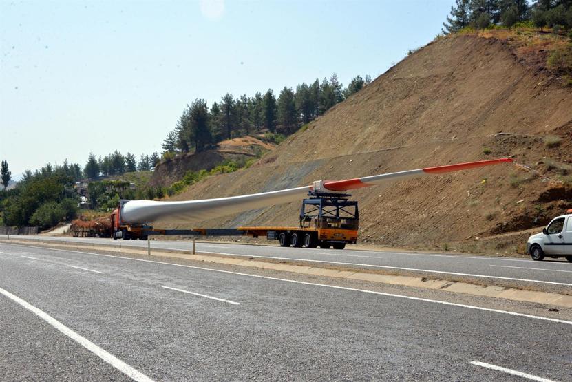 Polis bazen yol da kapattı... 12 saatlik yolu, 4 günde gittiler