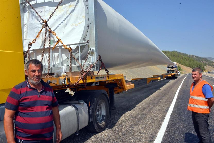 Polis bazen yol da kapattı... 12 saatlik yolu, 4 günde gittiler
