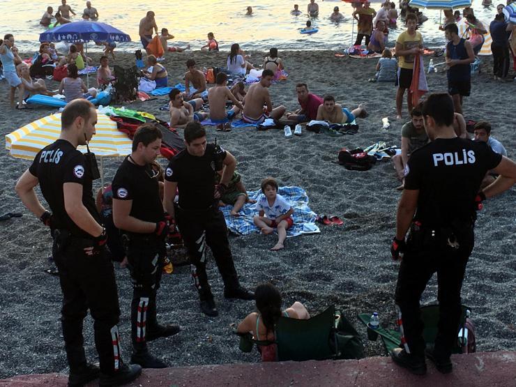 Plajda bira içen iki kadın doktora para cezası