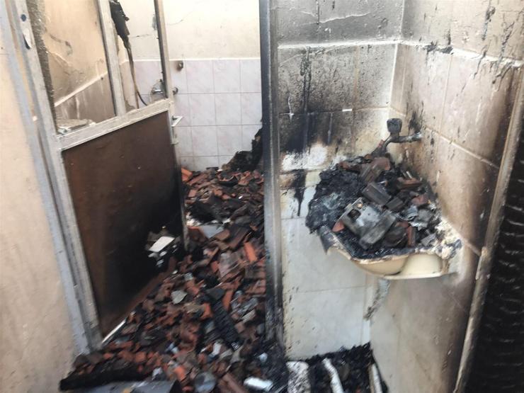 Bahçede yakılan ateş evleri kül etti
