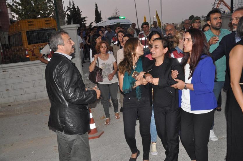 HDP’li Aysel Tuğlukun annesinin cenazesine saldırı