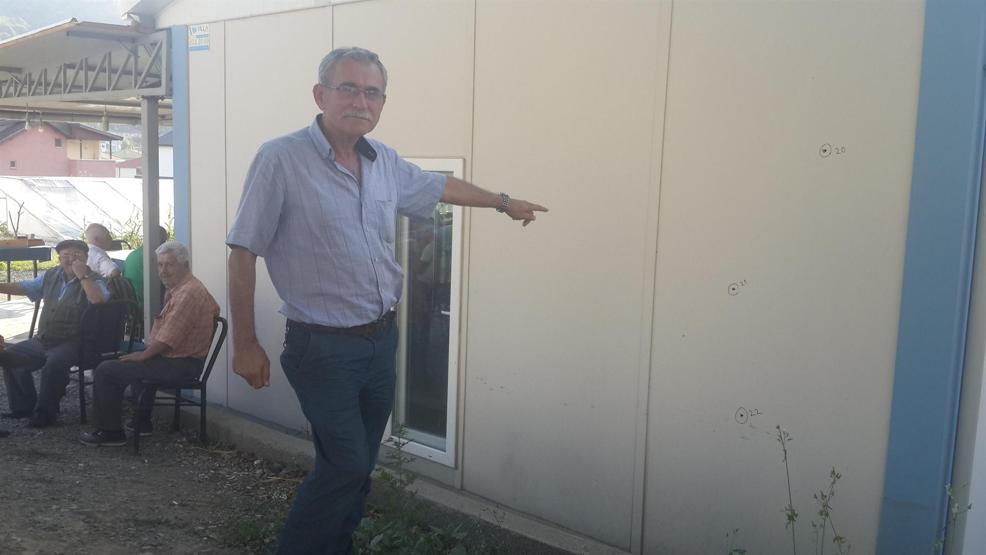 Kahvehane ile minibüse ateş açtılar