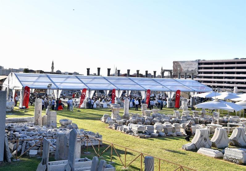 1500 yıl sonra bir ilk Roma dönemi giysileri giymiş canlı mankenler karşıladı