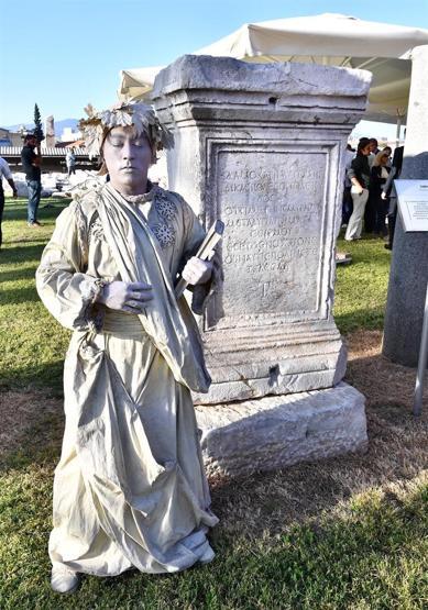 1500 yıl sonra bir ilk Roma dönemi giysileri giymiş canlı mankenler karşıladı