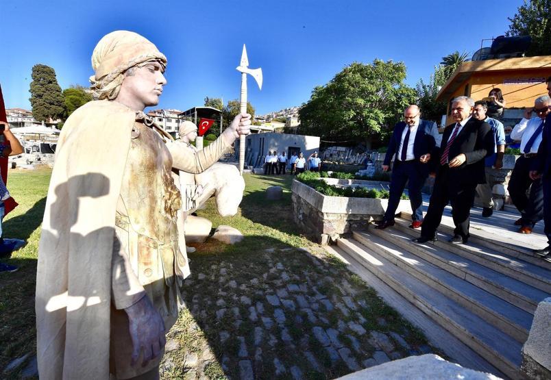 1500 yıl sonra bir ilk Roma dönemi giysileri giymiş canlı mankenler karşıladı