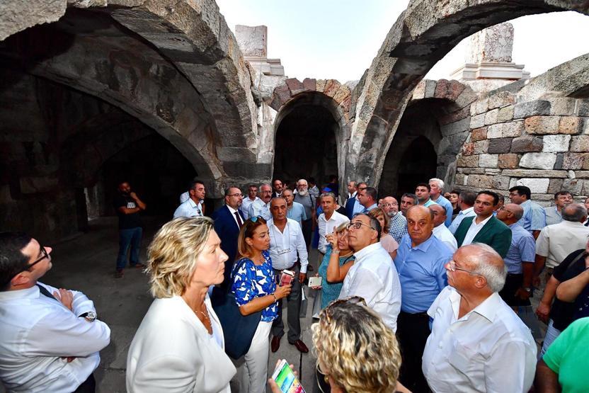 1500 yıl sonra bir ilk Roma dönemi giysileri giymiş canlı mankenler karşıladı