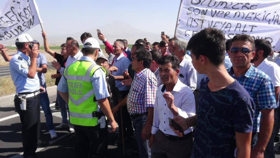 Tepki için karayolunu trafiğe kapattılar
