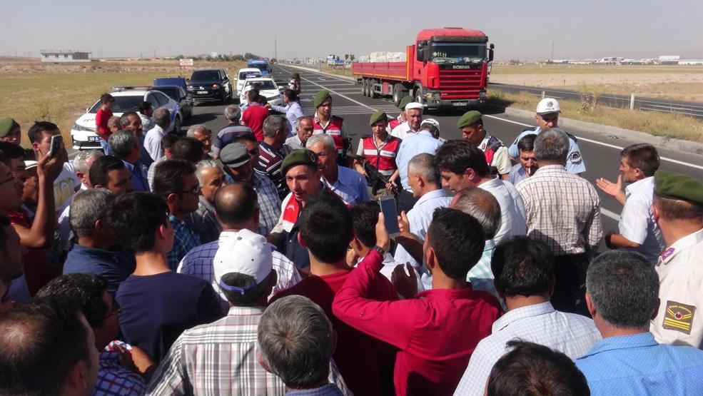 Tepki için karayolunu trafiğe kapattılar