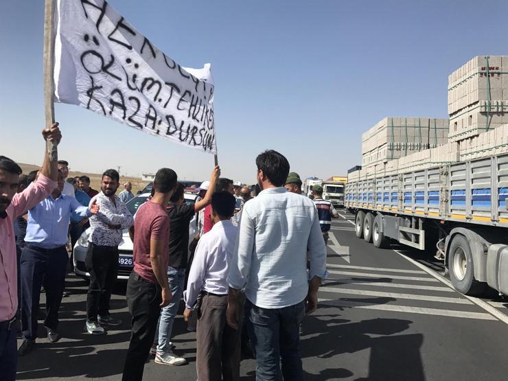 Tepki için karayolunu trafiğe kapattılar