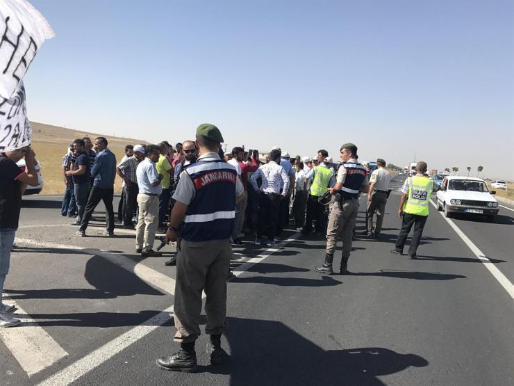 Tepki için karayolunu trafiğe kapattılar