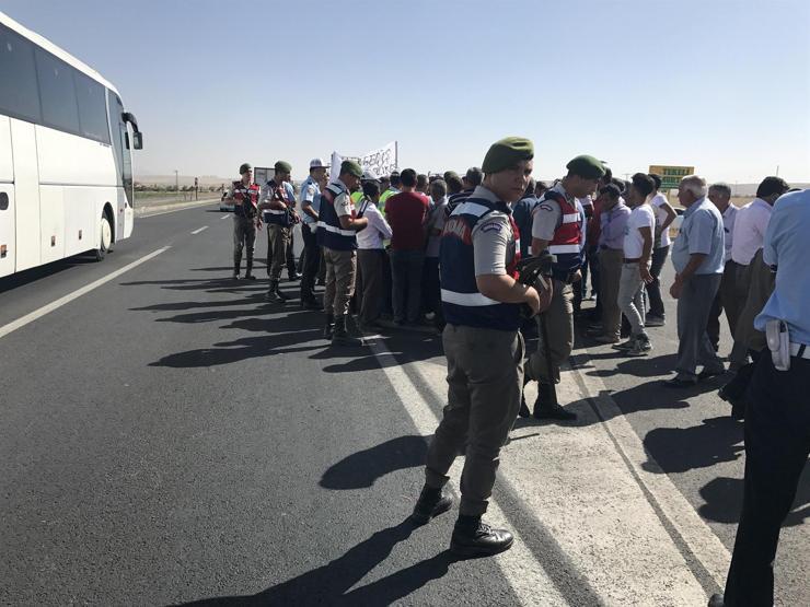 Tepki için karayolunu trafiğe kapattılar