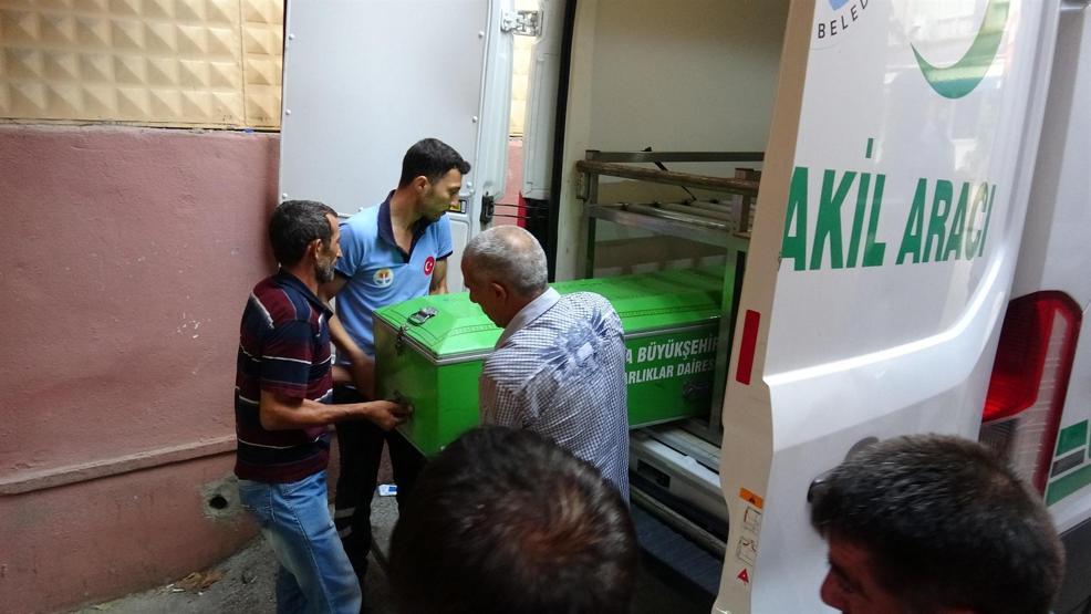1 günlük buzağıyı kurtarmak isterken öldü