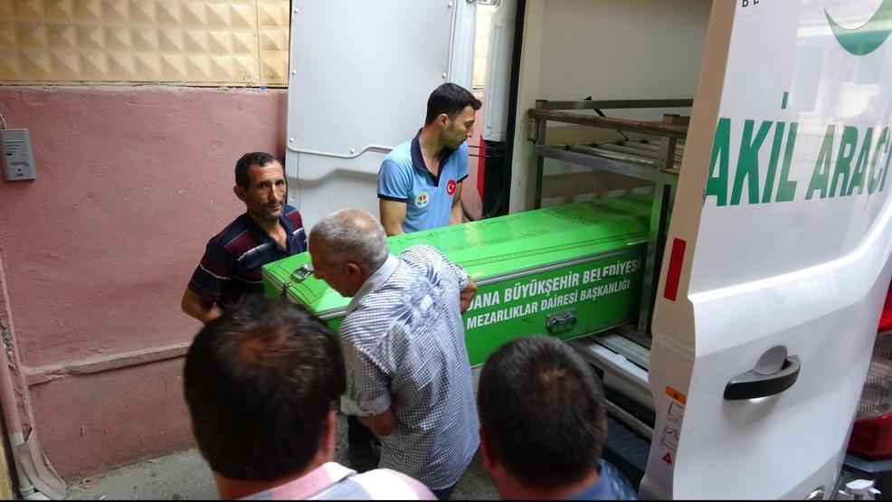 1 günlük buzağıyı kurtarmak isterken öldü