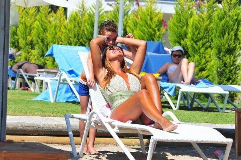 Özlem Yıldız photoshop kurbanı oldu