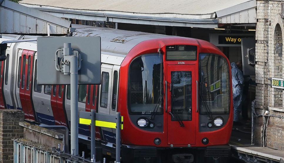 Londradaki metro patlamasından ilk görüntüler