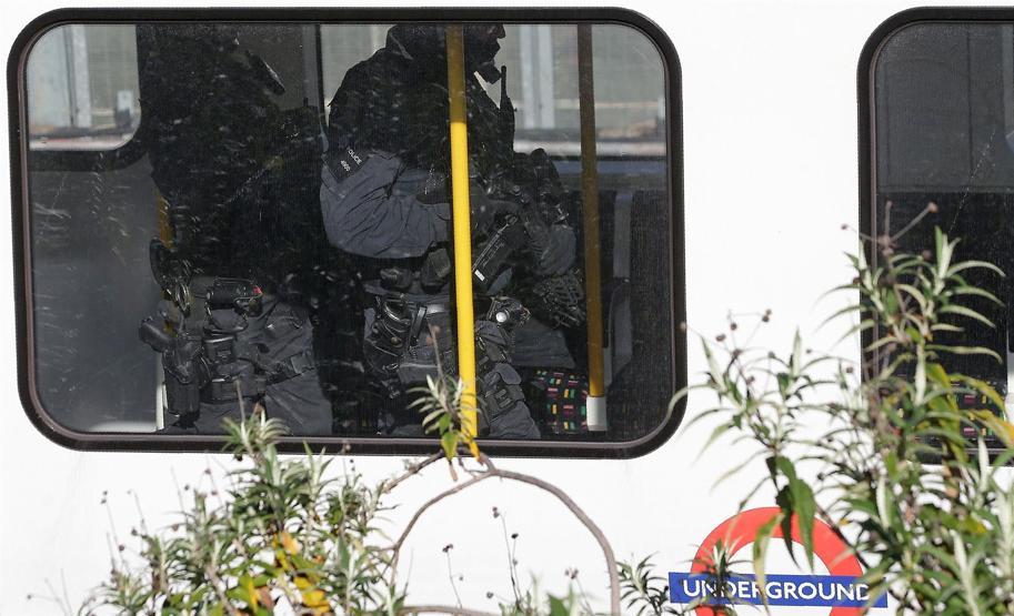 Londradaki metro patlamasından ilk görüntüler