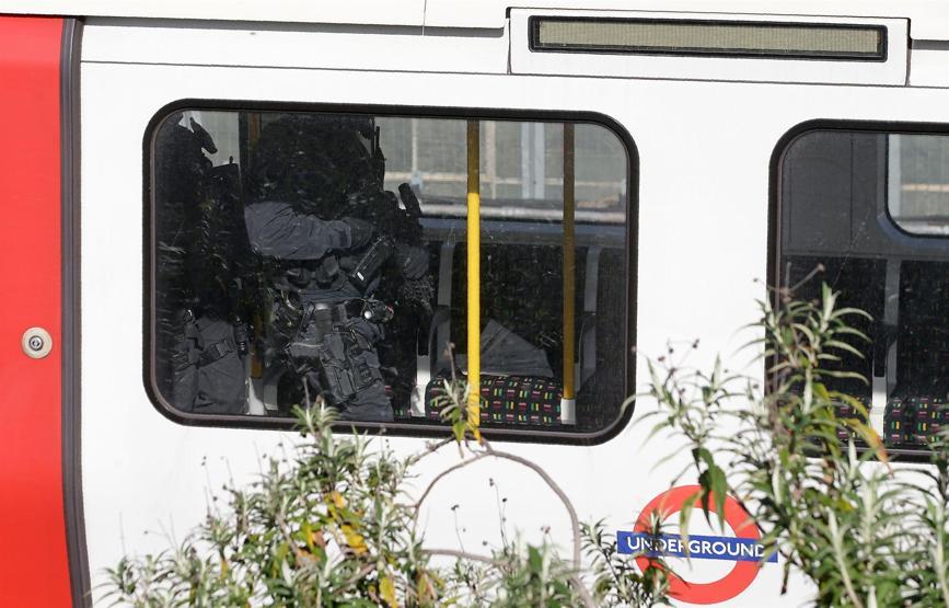 Londradaki metro patlamasından ilk görüntüler