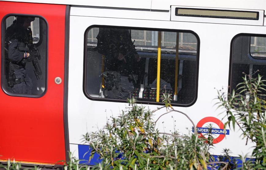 Londradaki metro patlamasından ilk görüntüler